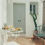 Naos - Beachside & Downtown