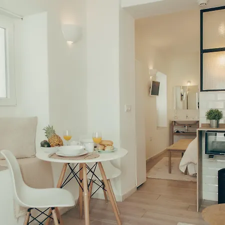 Naos - Beachside & Downtown Apartment