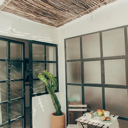 Naos - Beachside & Downtown Apartment