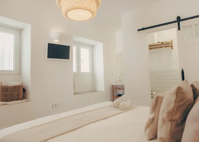 Naos - Beachside & Downtown